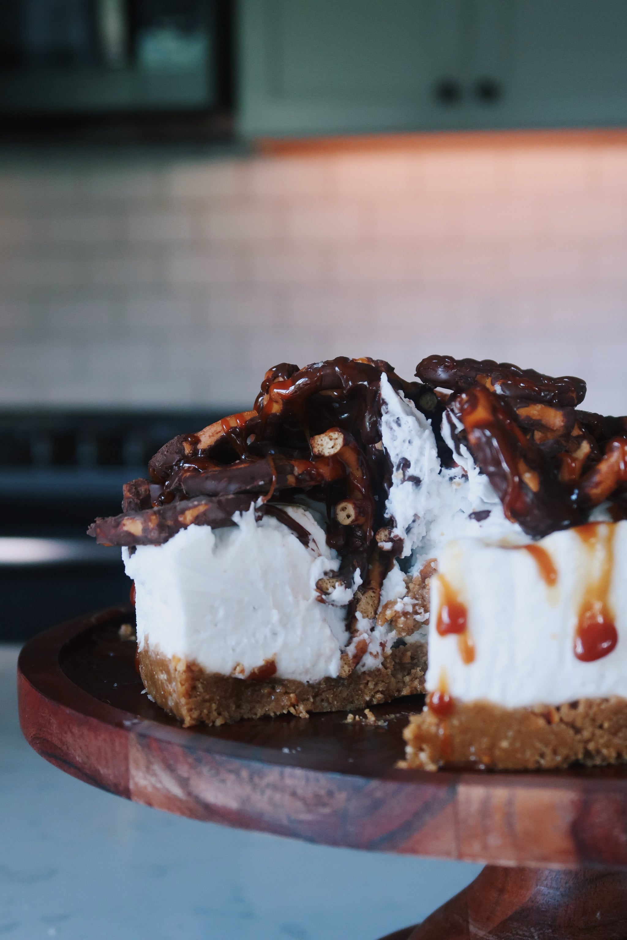 {Gluten Sensitive} Chocolate Caramel Pretzel Crunch Cheesecake