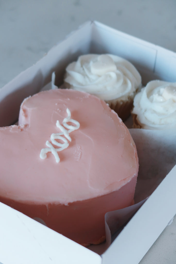 Vanilla Raspberry 'XOXO' Cake Box